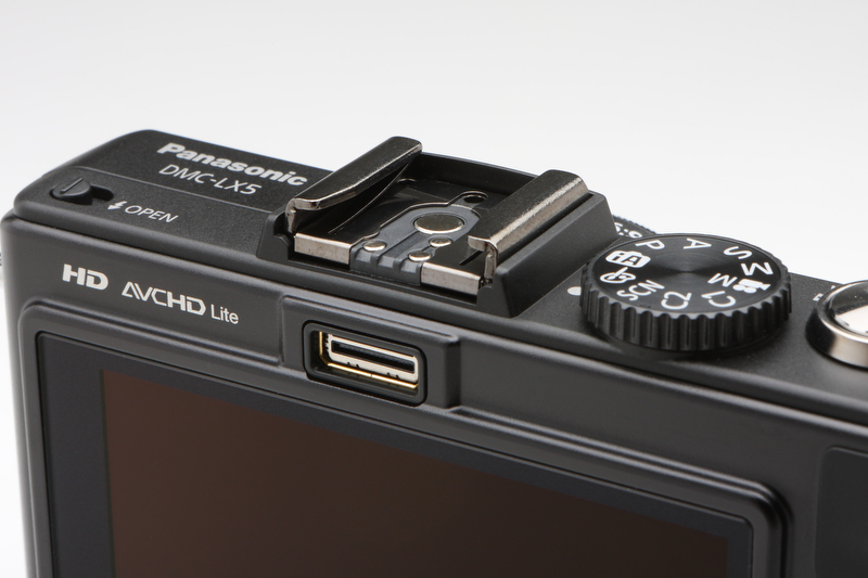 <b>新たに備わったライブビューファインダーDMW-LVF1用のコネクター。同社のマクロフォーサーズモデルLUMIX DMC-GF1ものと同一</b>