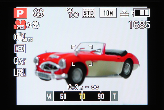 <b>ステップズームを設定すると表示画面に焦点距離が表示される。どのくらいの画角で撮影しているかが把握でき便利だ</b>