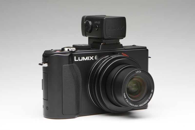 <b>ライブビューファインダーDMW-LVF1を装着した DMC-LX5。スタイリッシュか否かは別にして、カメラの使い勝手は一挙に向上する</b>