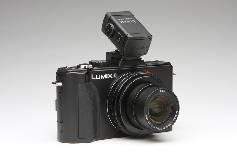 <b>ライブビューファインダーDMW-LVF1を装着した DMC-LX5。スタイリッシュか否かは別にして、カメラの使い勝手は一挙に向上する</b>