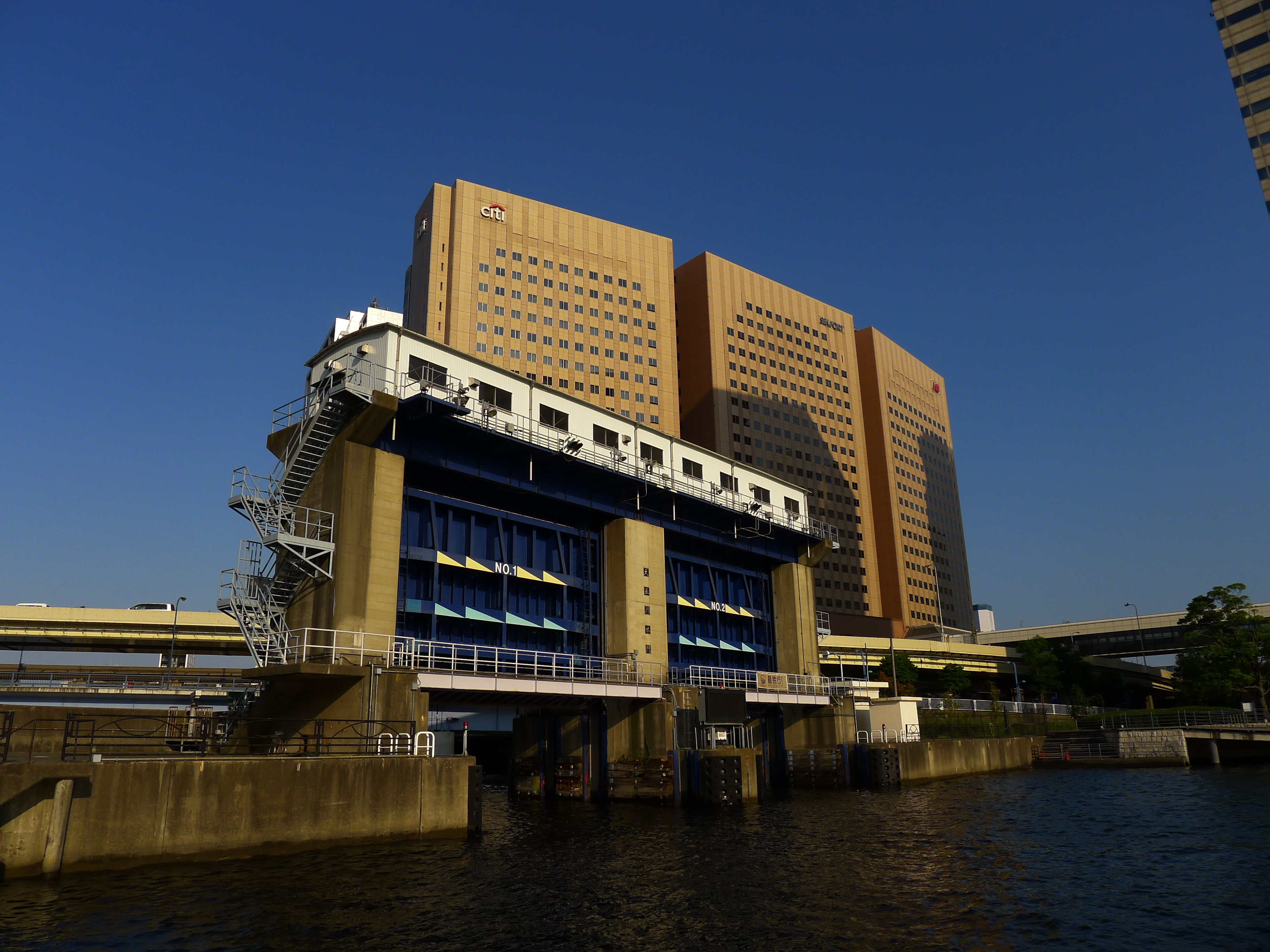 <b>シック<br>DMC-LX5 / 約4.0MB / 3,648×2,736 / 1/1,000秒 / F4 / 0EV / ISO80 / WB:オート / 5.1mm</b>