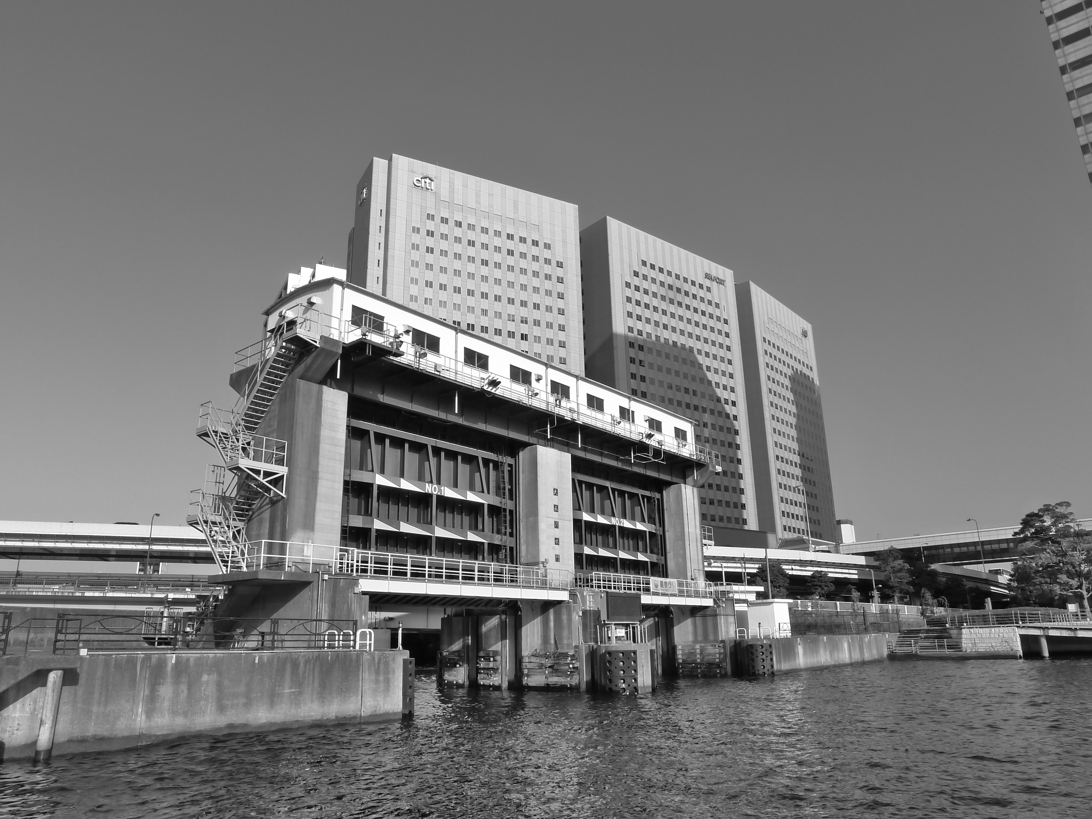 <b>B&amp;W<br>DMC-LX5 / 約3.5MB / 3,648×2,736 / 1/320秒 / F6.3 / 0EV / ISO400 / WB:オート / 5.1mm</b>