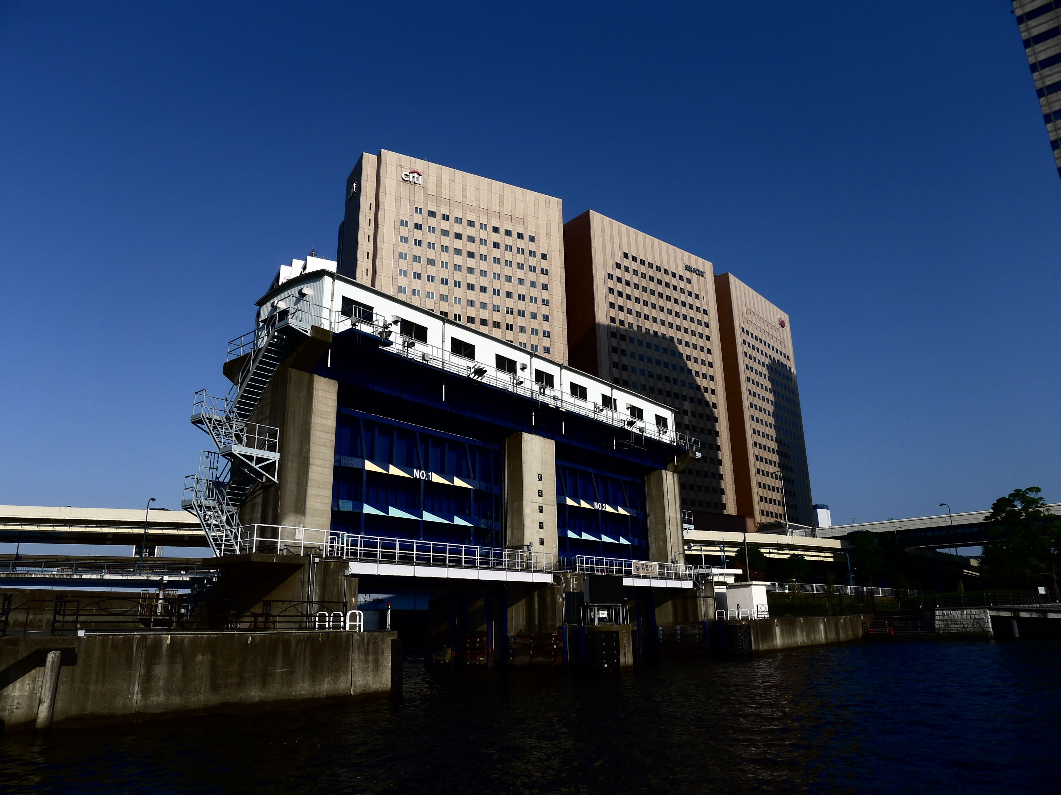 <b>シルエット<br>DMC-LX5 / 約4.0MB / 3,648×2,736 / 1/800秒 / F4 / 0EV / ISO80 / WB:オート / 5.1mm</b>