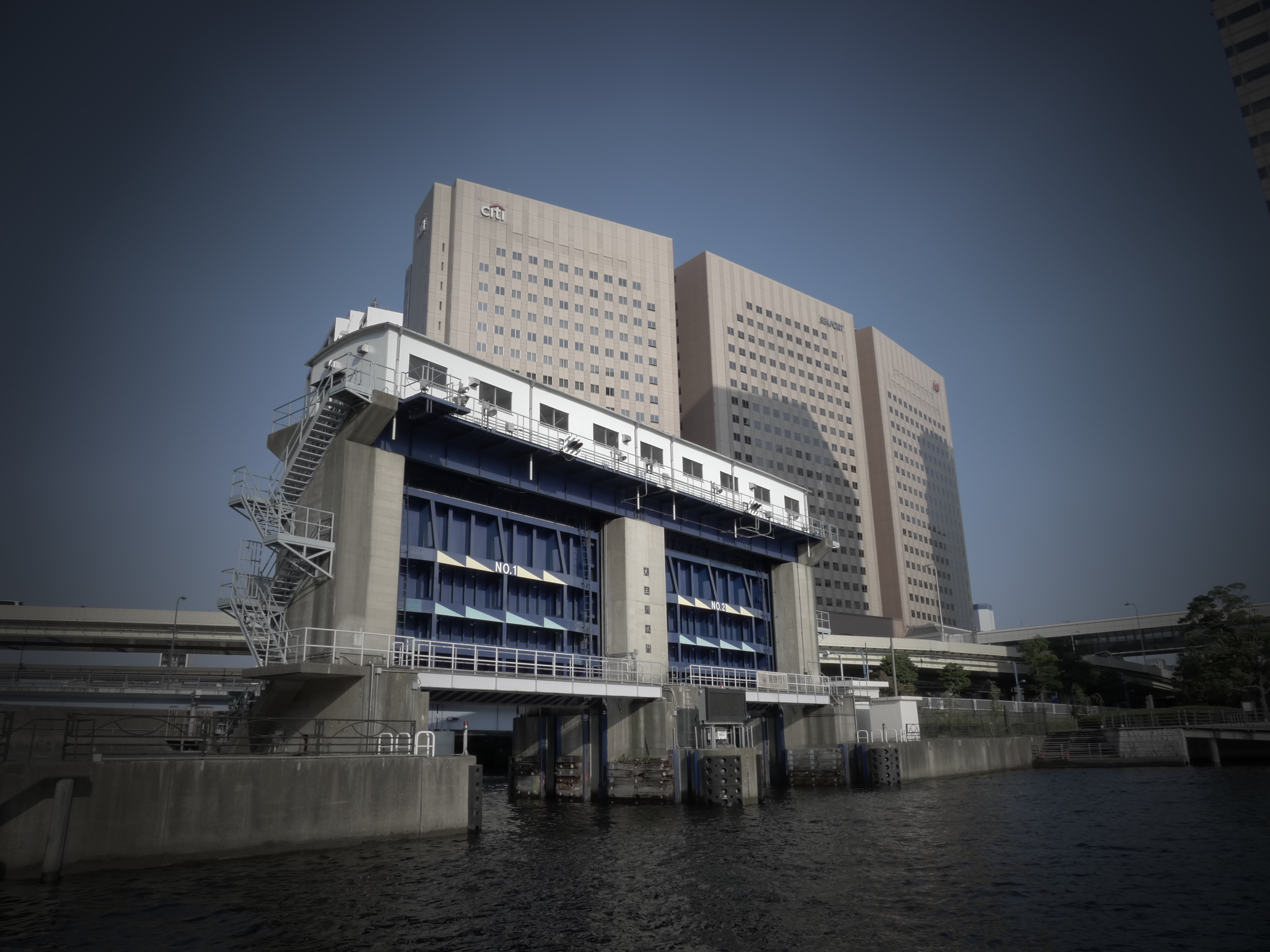 <b>ピンホール<br>DMC-LX5 / 約2.9MB / 3,648×2,736 / 1/800秒 / F4 / 0EV / ISO125 / WB:オート / 5.1mm</b>