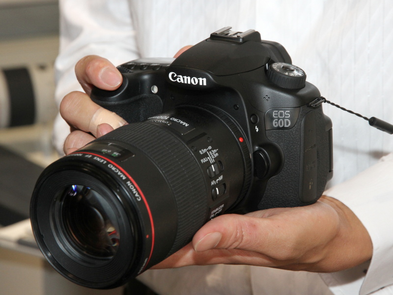 <b>EOS 60D。装着レンズは「EF 100mm F2.8 L Macro IS USM」</b>