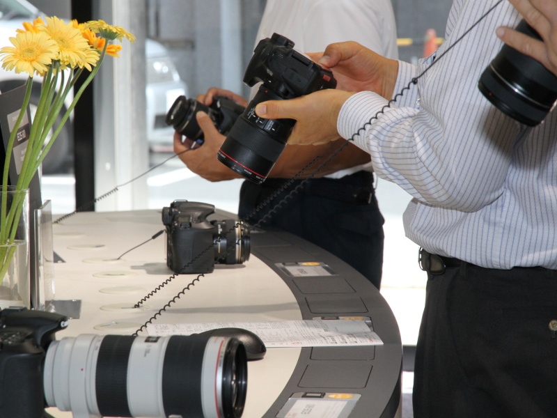 <b>各種レンズを装着したEOS 60Dを自由に試せる</b>