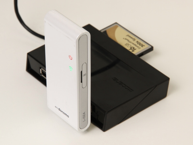 <b>カードリーダー機能とUSBハブ機能（バスパワー駆動）の利用例</b>