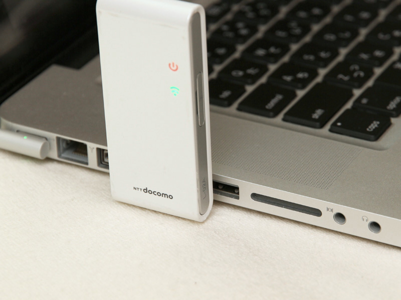 <b>データ通信端末の使用時、隣のUSBポートが塞がれてしまった例</b>