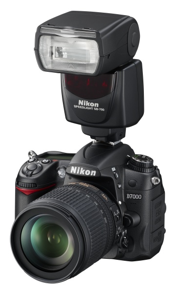 <b>同日発表の「D7000」に装着したところ</b>