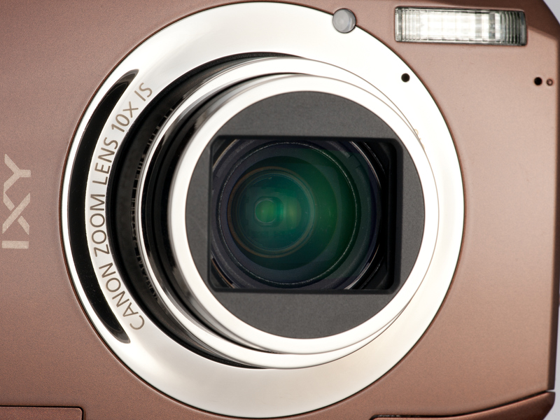 <b>レンズは36-360mm相当の光学10倍ズーム。屈曲沈胴プリズム退避鏡筒のおかげで世界最薄となる奥行き22.3mmを実現している</b>