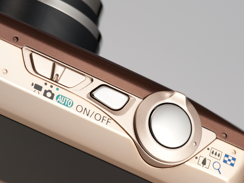 <b>上面の操作部。電源ボタンやモードスイッチの形にも凝っているあたりはIXYらしい</b>