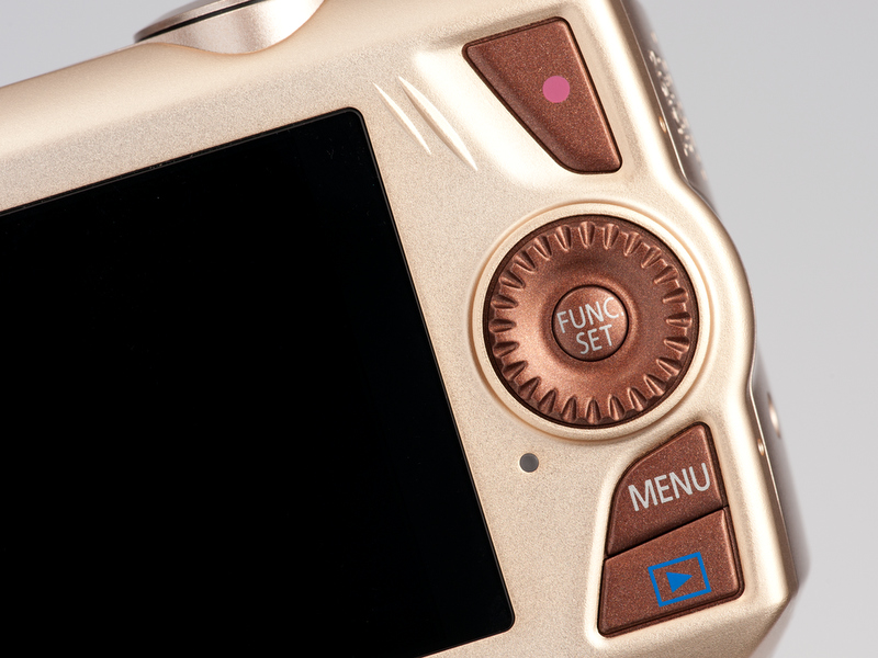 <b>背面の操作部。上が動画ボタン、中央が十字キーを兼ねたコントローラーホイール、下がメニューボタンと再生ボタンというレイアウト</b>