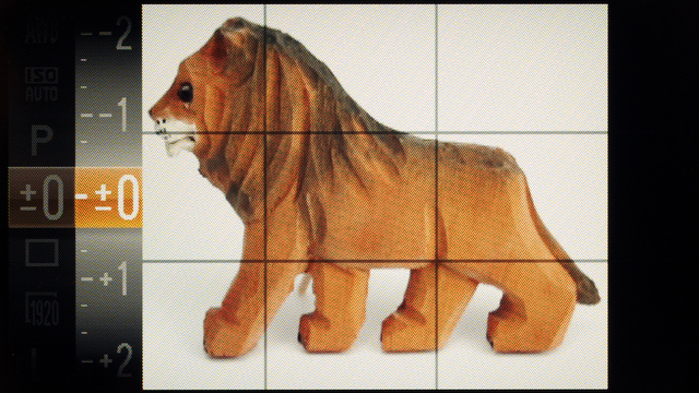 <b>こちらは露出補正時の画面。上がマイナスというのはちょっと違和感があるが、ホイールの回転方向とは合っているので自然に操作できる</b>