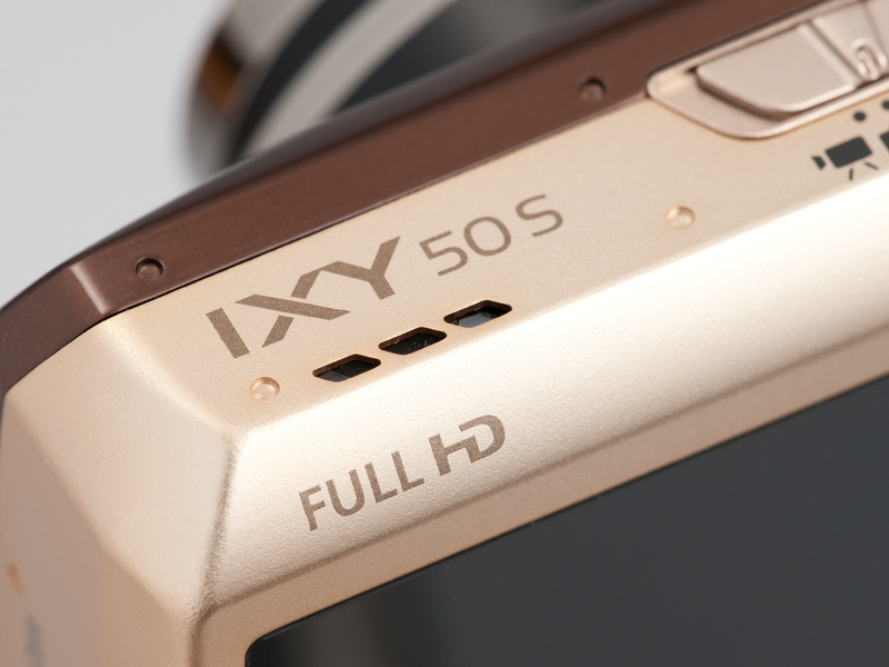 <b>上面左手側に3つ並んでいるのはスピーカーの穴</b>