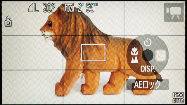 <b>ムービーマークのポジションにすると、十字キーの右キーが「AEロック」に変わる。ロックすると動画撮影中の明るさ変化を防げる</b>
