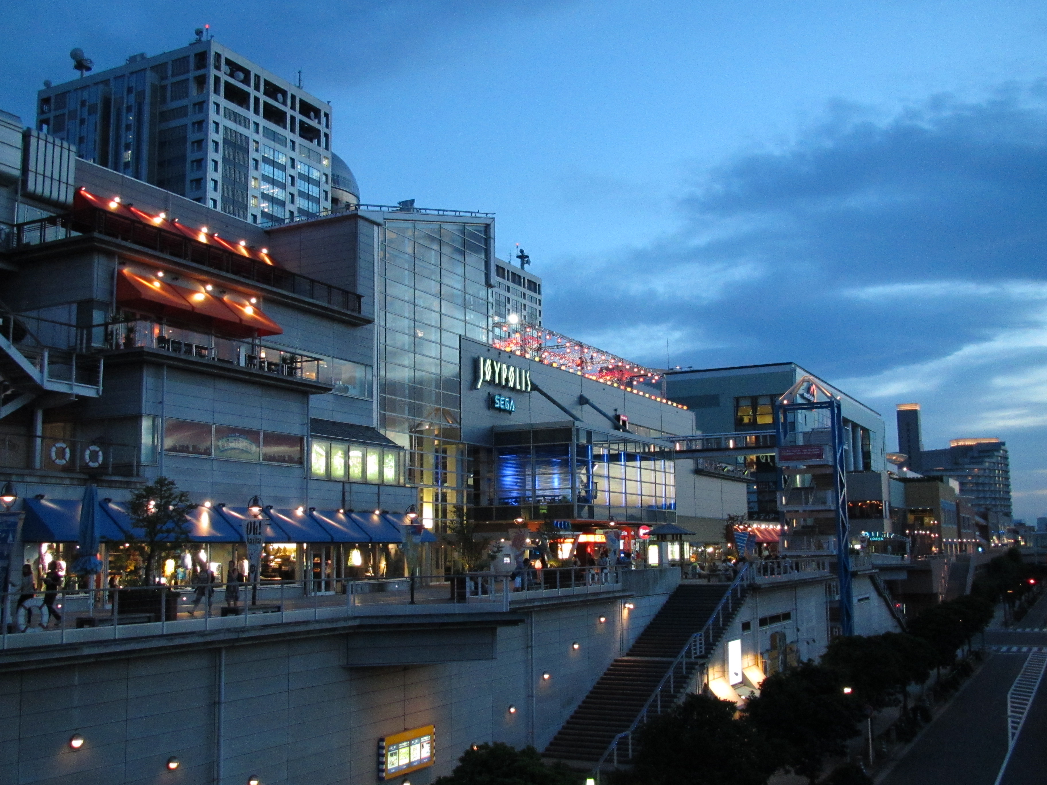 <b>ISO800<br>IXY 50S / 3,648×2,736 / 1/60秒 / F3.4 / -0.7EV / WB:太陽光 / 6.3mm（36mm相当）</b>