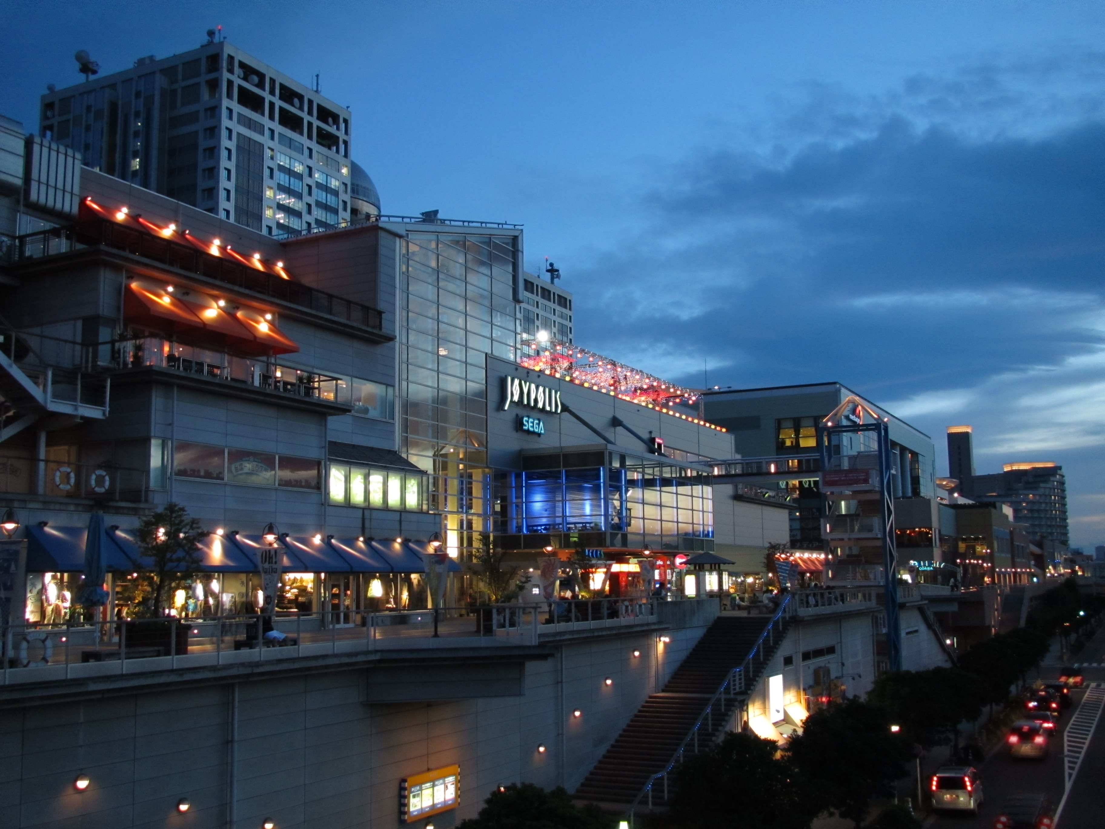 <b>手持ち夜景モード（ISO800）<br>IXY 50S / 3,648×2,736 / 1/50秒 / F3.4 / -0.7EV / WB:オート / 6.3mm（36mm相当）</b>