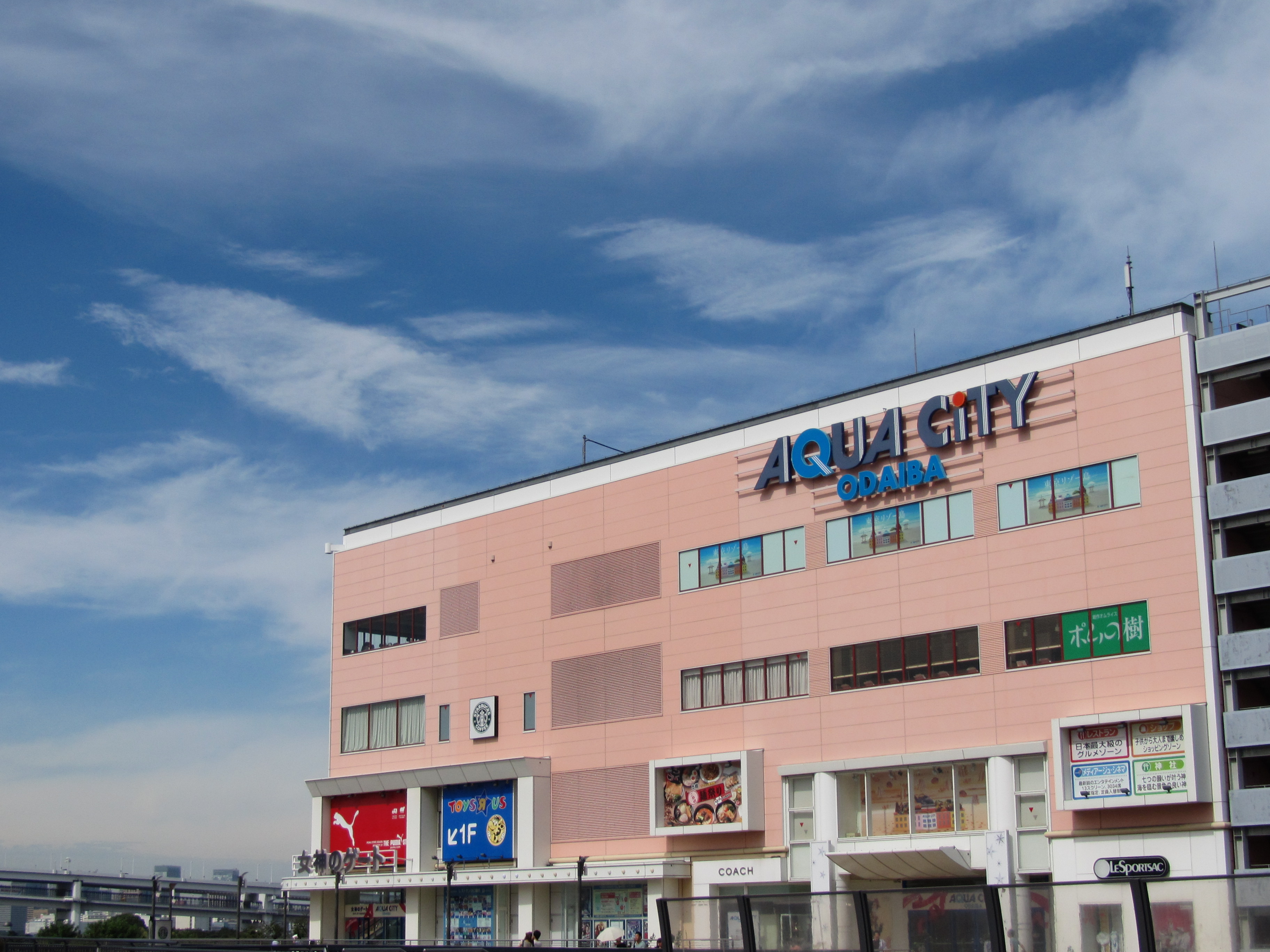 <b>マイカラー：あざやかレッド<br>IXY 50S / 3,648×2,736 / 1/2,000秒 / F4.5 / 0EV / ISO125 / WB:太陽光 / 9.4mm（54mm相当）</b>