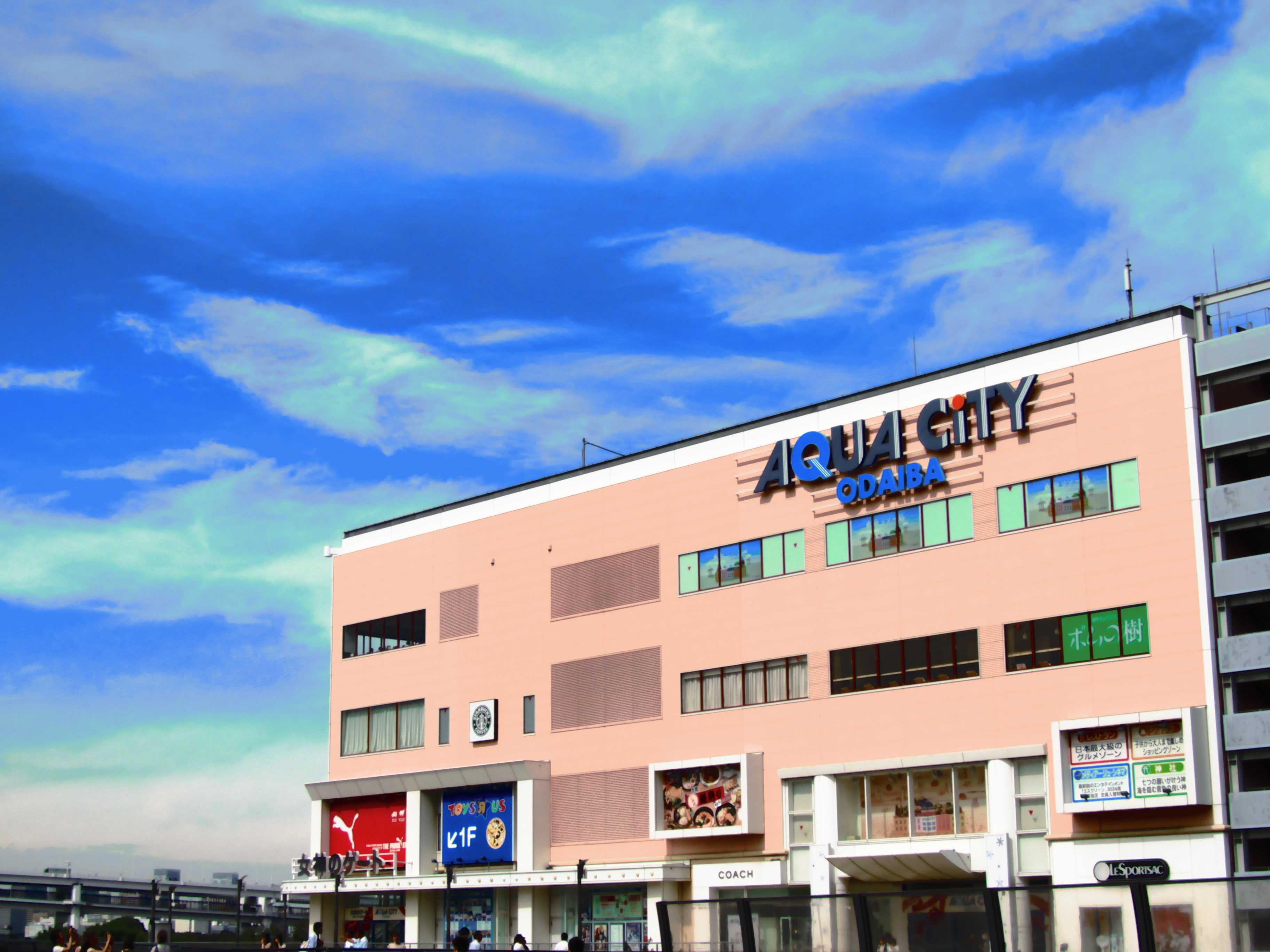 <b>オールドポスター<br>IXY 50S / 3,648×2,736 / 1/1,600秒 / F4.5 / 0EV / ISOオート（ISO125） / WB:オート / 9.4mm（54mm相当）</b>