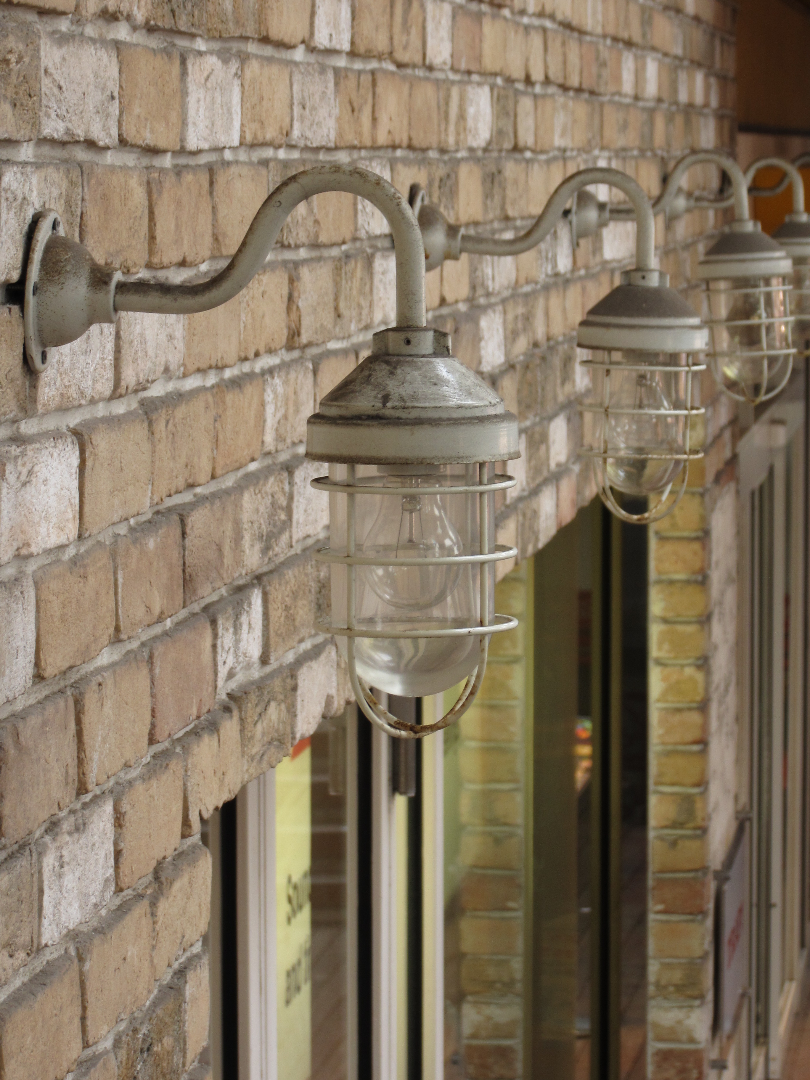 <b>こちらはプログラムモードで撮影。手ブレ補正の効果は公表されていないが、シャッター速度2段分のシーンは余裕でクリアしている<br>IXY 50S / 3,648×2,736 / 1/40秒 / F5 / 0EV / ISO125 / WB:太陽光 / 25.58mm（146mm相当）</b>