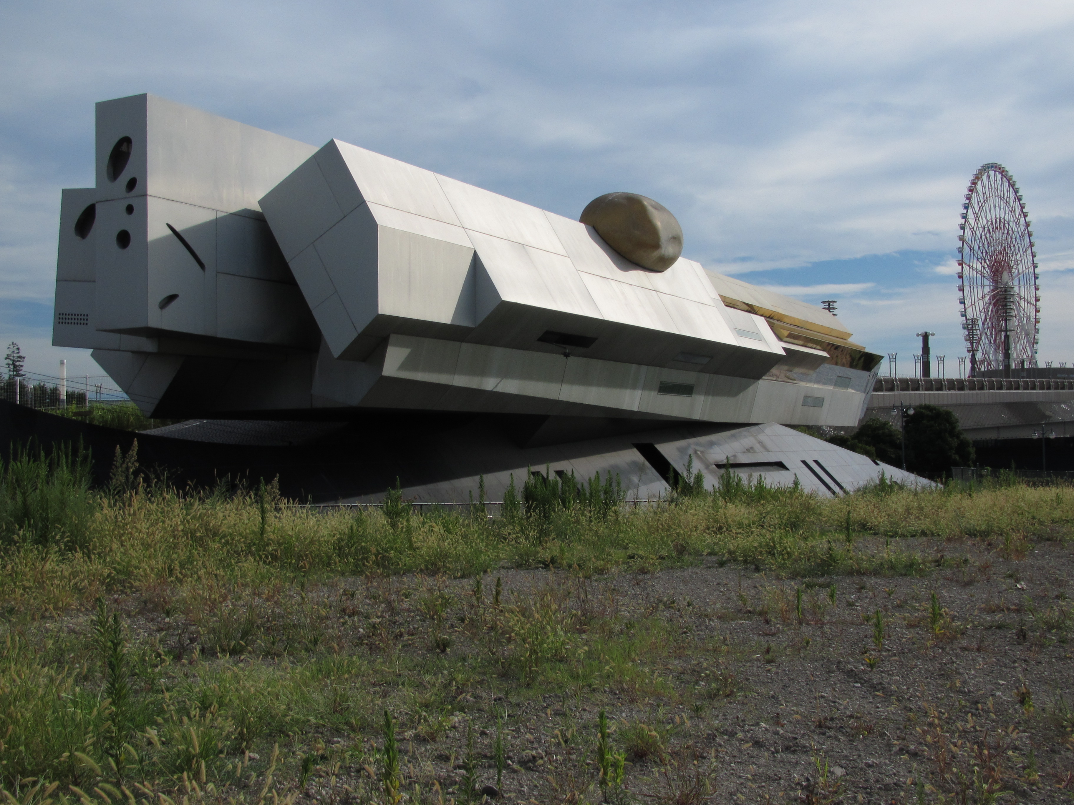 <b>「夢の大橋」のたもとにある不思議な外観の建物は「共同溝展示室」というもの。入ってみたかったけど、現在は一般公開されていない<br>IXY 50S / 3,648×2,736 / 1/2,000秒 / F4 / -1EV / ISO125 / WB:オート / 7.27mm（42mm相当）</b>