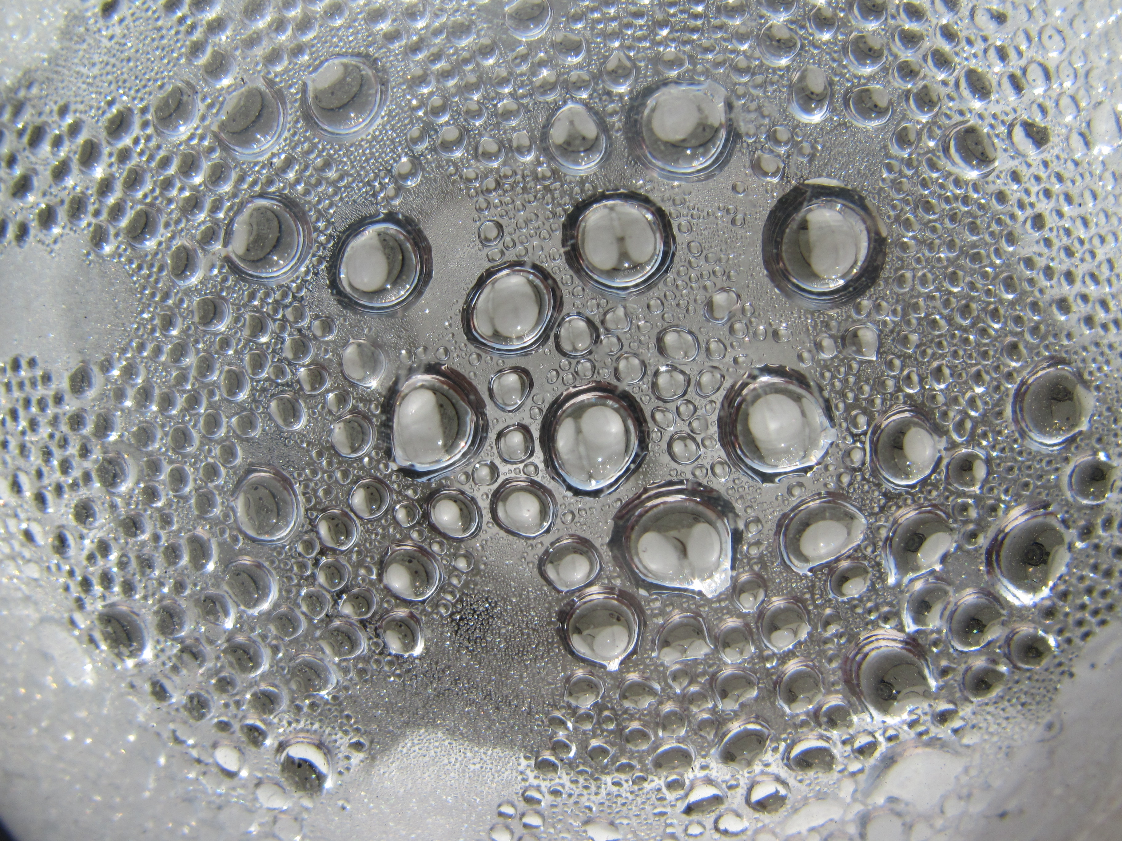 <b>マクロ機能を使うと、広角端ではレンズ前1cmまで寄れる。ちなみにこれは屋外に設置されている照明設備のカバーの内側の結露<br>IXY 50S / 3,648×2,736 / 1/1,600秒 / F3.4 / 0EV / ISO125 / WB:オート / 6.3mm（36mm相当）</b>