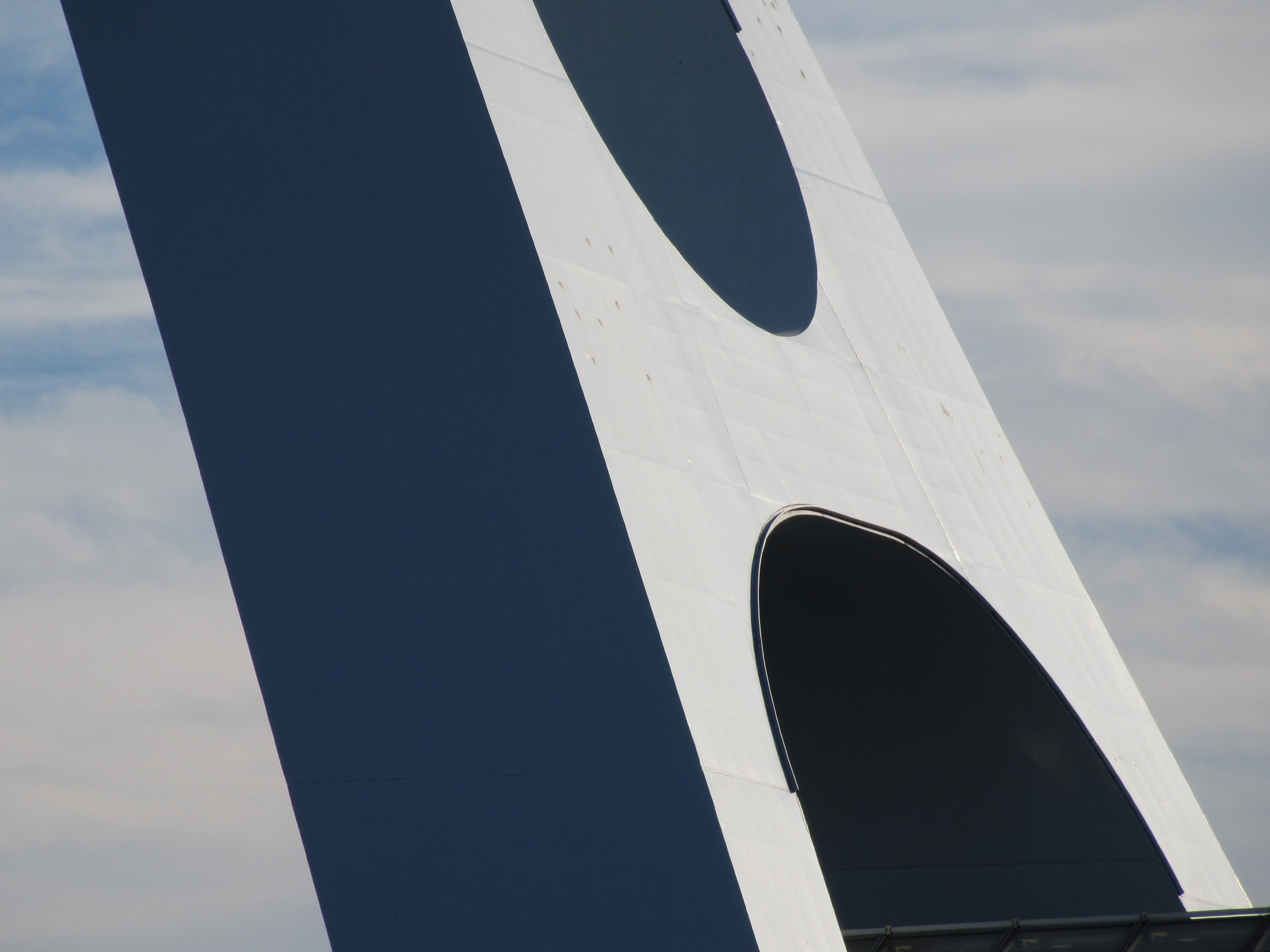 <b>首都高速と湾岸道路をまたぐテレポートブリッジの主塔の一部分をアップで。望遠が360mm相当まであるといろんなねらい方ができて楽しい<br>IXY 50S / 3,648×2,736 / 1/1,000秒 / F5.6 / 0EV / ISO125 / WB:オート / 63mm（360mm相当）</b>