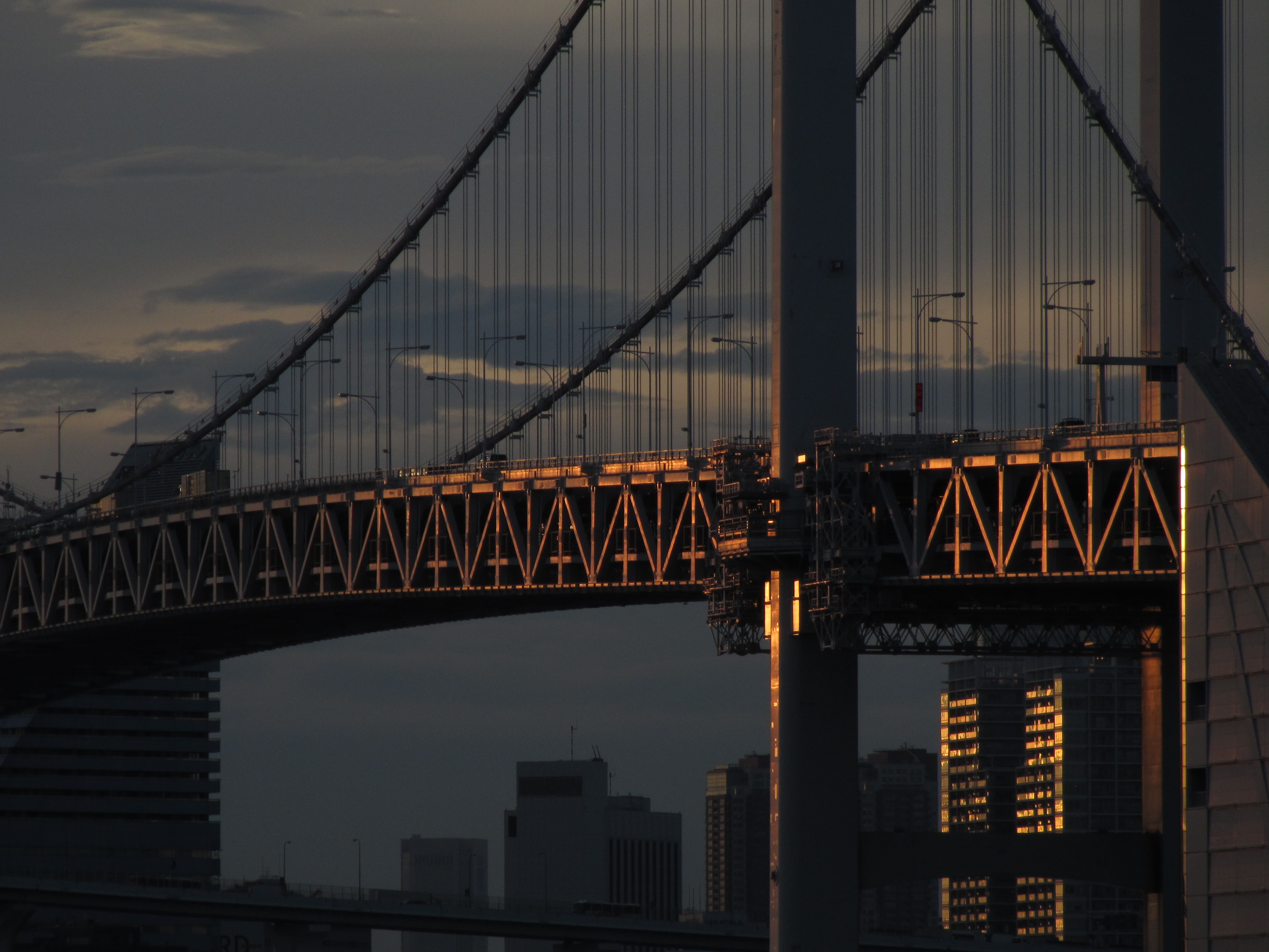 <b>めいっぱいマイナス補正して、夕陽を浴びている部分だけを強調してみた。露出補正はファンクションメニュー内なのであまり便利ではない<br>IXY 50S / 3,648×2,736 / 1/500秒 / F5.6 / -2EV / ISO125 / WB:太陽光 / 63mm（360mm相当）</b>