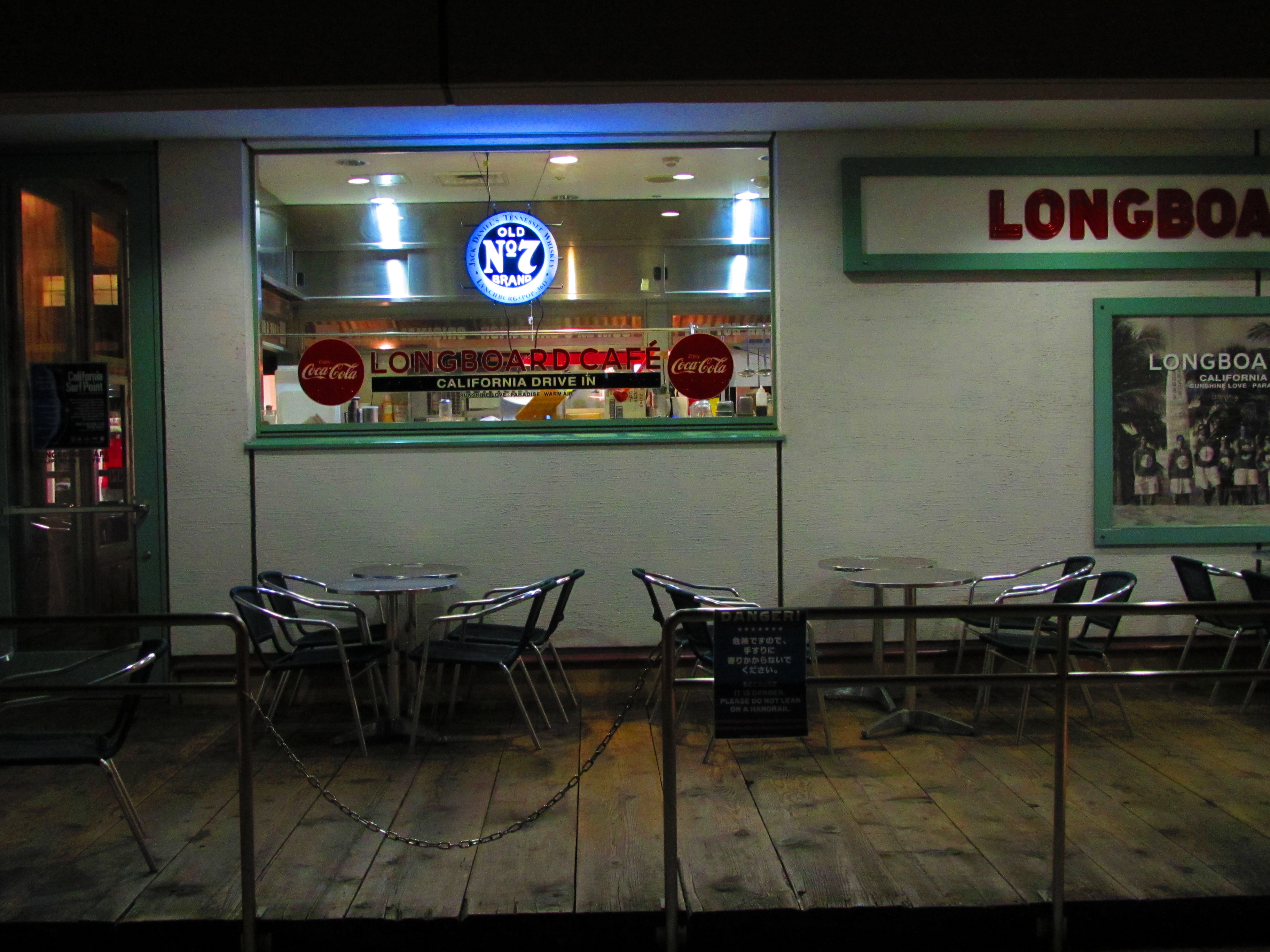 <b>これも「極彩色」モード。天気のいい昼間だとどぎつい感じにもなってしまうが、夜だと意外に普通に使えたりする<br>IXY 50S / 3,648×2,736 / 1/30秒 / F3.4 / -1EV / ISOオート（ISO800） / WB:オート / 6.3mm（36mm相当）</b>