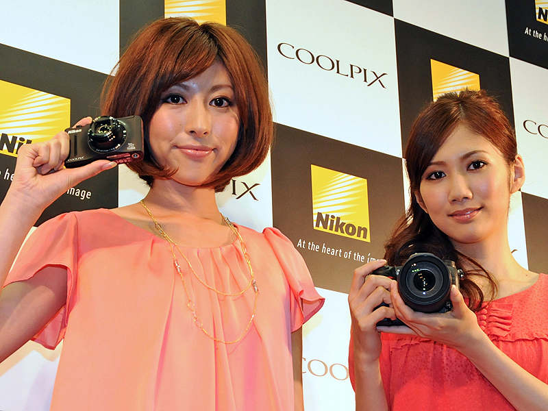 <b>D7000（右）とCOOLPIX S8100（左）</b>