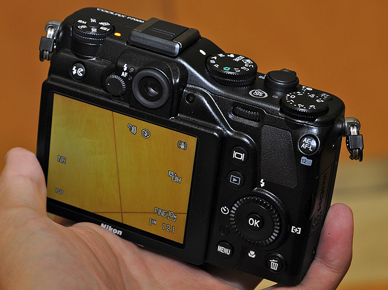 <b>COOLPIX P7000</b>