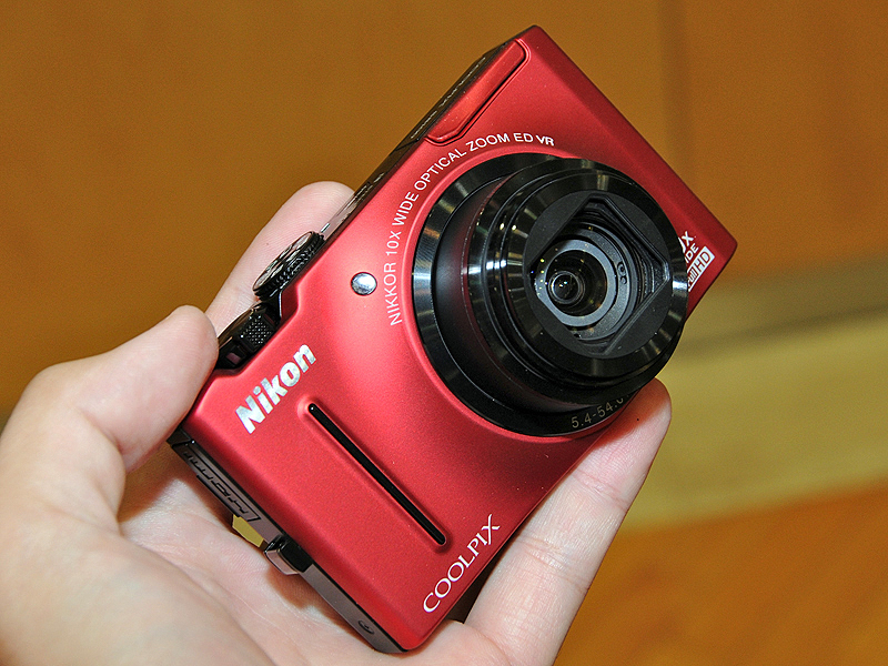 <b>同時発表のコンパクトデジタルカメラ「COOLPIX S8100」。有効1,210万画素の裏面照射型CMOSセンサーを搭載</b>