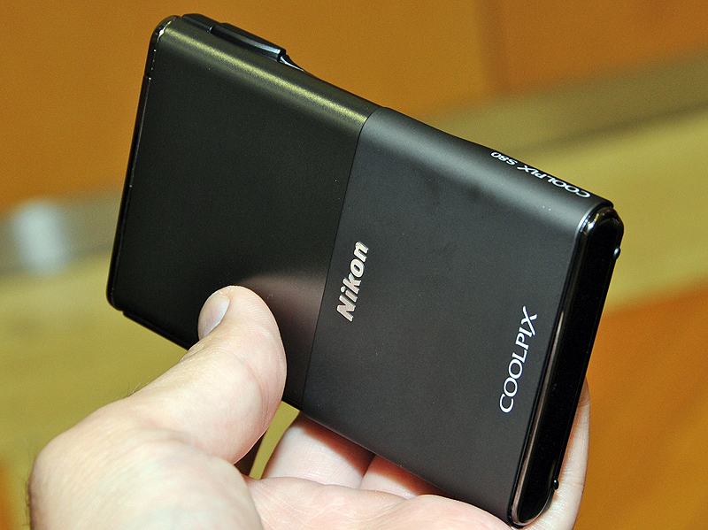 <b>同じく同時発表の「COOLPIX S80」。10月7日の発売で、店頭予想価格は3万8,000円前後の見込み</b>