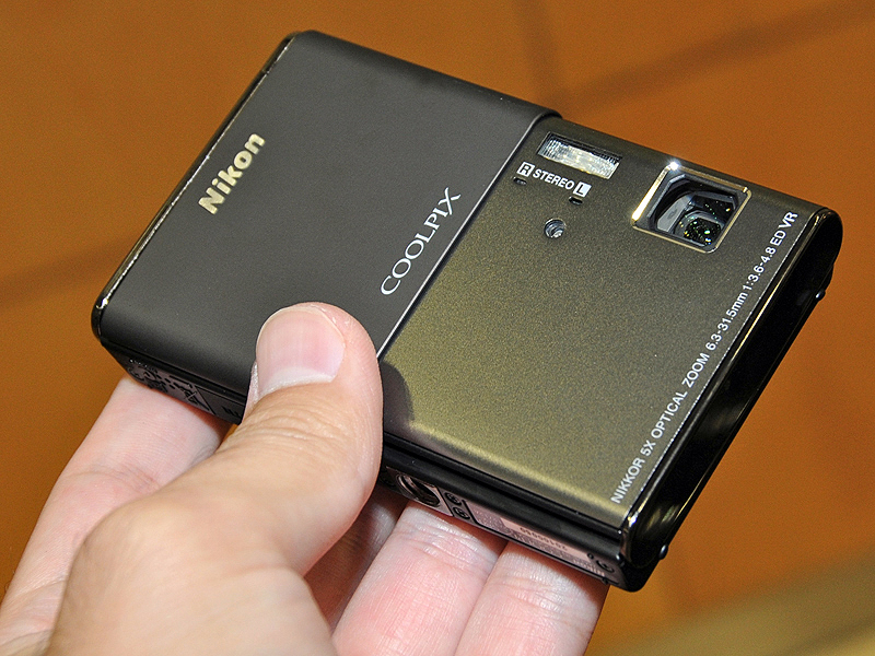 <b>スライド式のレンズバリアを搭載する</b>