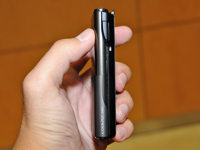 <b>厚みを抑えた</b>