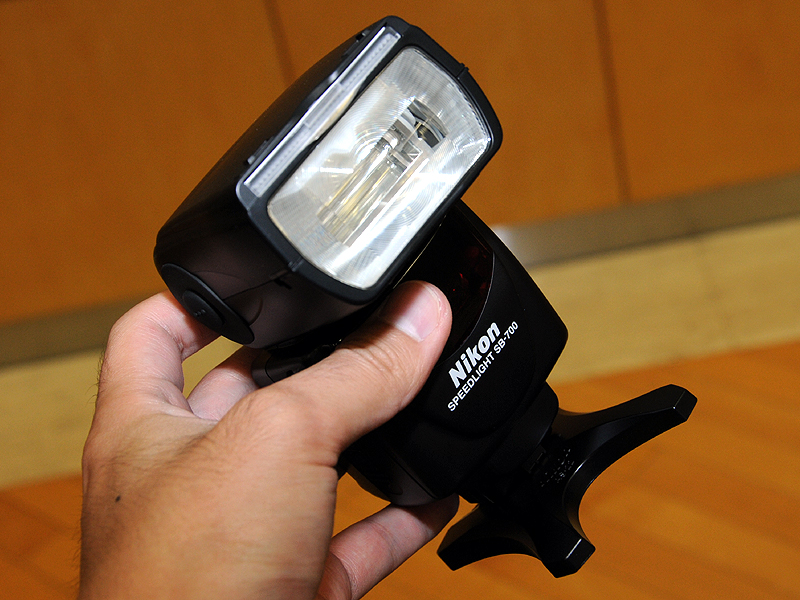 <b>同時発表のクリップオンストロボ「SB-700」。11月下旬の発売で、価格は4万4,100円</b>