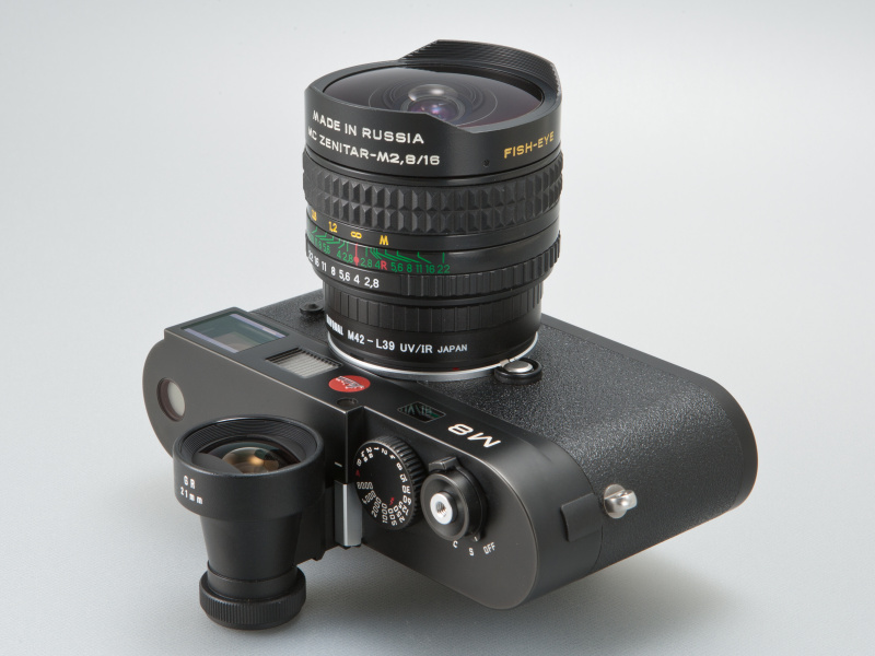 <b>赤外線撮影する際は、被写体との距離を目測し、赤外指標（Rマーク）にピント位置を合わせる</b>