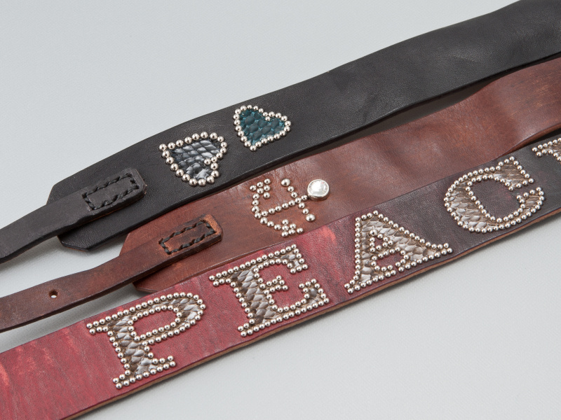 <b>極小スタッズでワンポイントマークが打ち込んである。碇の他、音符、ハート、ロゴなどのバリエーションがある</b>