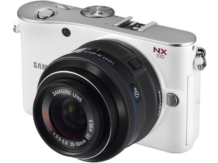 <b>ホワイト（装着レンズは20-50mm F3.5-5.6 ED）</b>