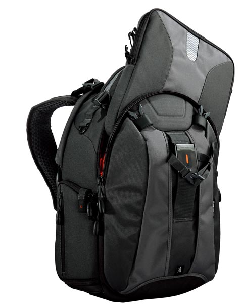 <b>ノートパソコン収納部を装備。インナーケースが付属する</b>