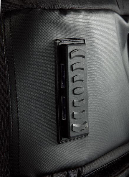 <b>中空素材を使用した底足</b>