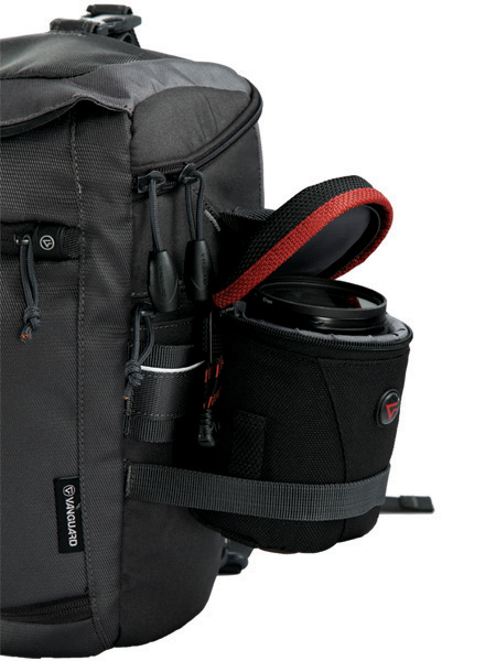 <b>レンズポーチなどを装着できるサイドベルト</b>