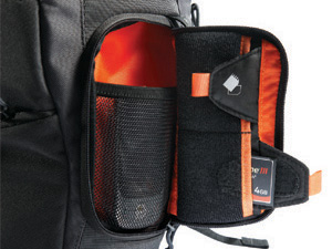 <b>メディアホルダー付きのフロントポケット</b>