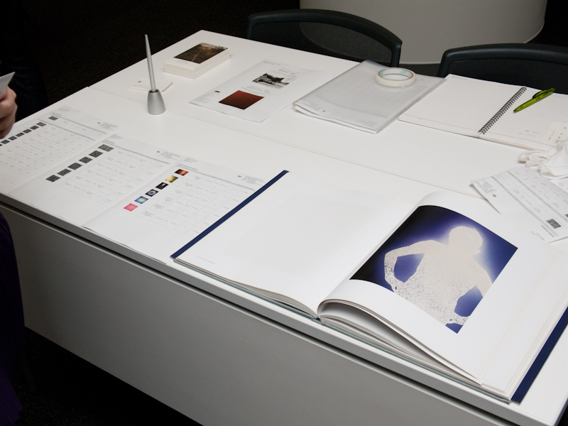 <b>図録の隣に料金表があるのも展示販売イベントならでは</b>