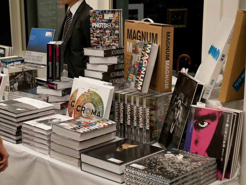 <b>写真集や写真雑誌といった販売物の中には、割引価格で購入できるものもある</b>