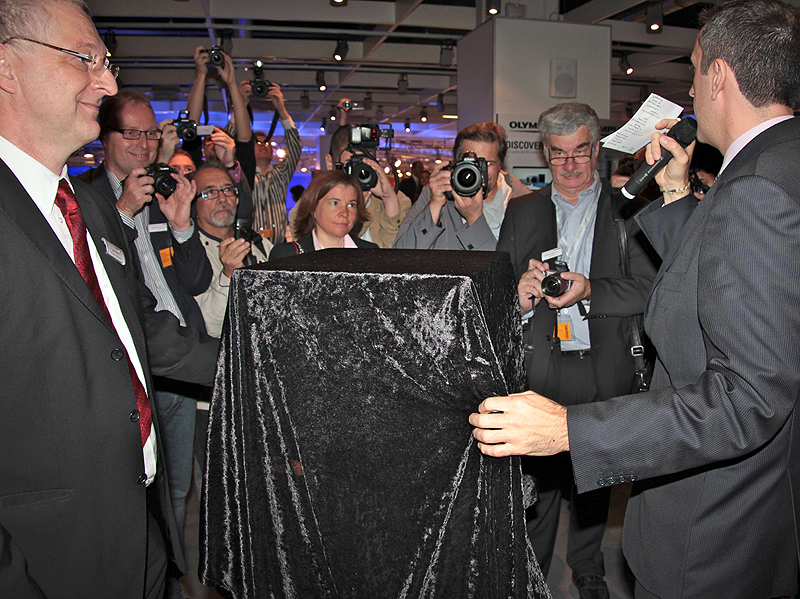 <b>フォトキナ2010の開幕は21日から。20日の報道関係者を集めたプレスカンファレンスで除幕を行なった</b>