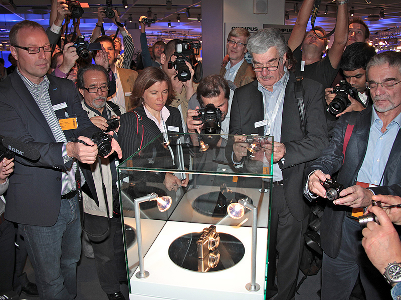 <b>フォトキナ2010の開幕は21日から。20日の報道関係者を集めたプレスカンファレンスで除幕を行なった</b>