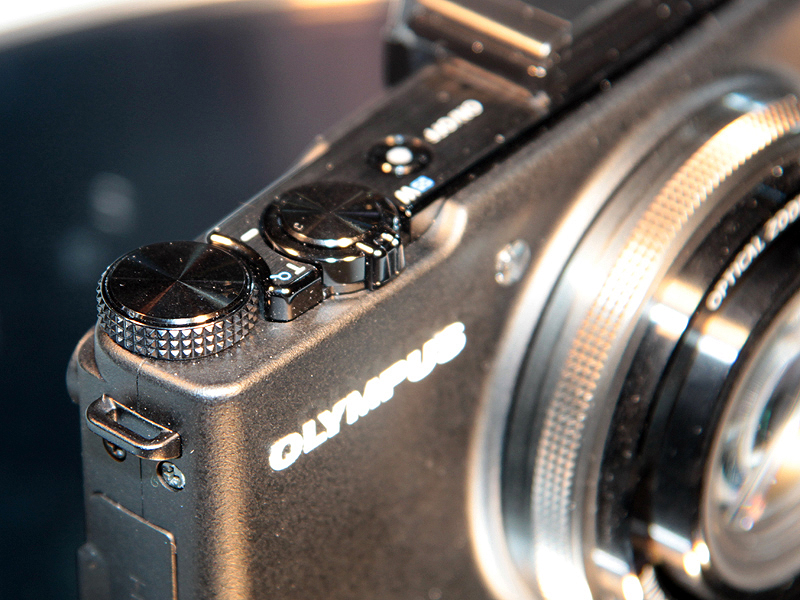 <b>シャッターボタン近くには、モードダイヤルのような部材を備える</b>