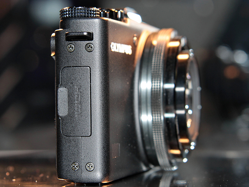 <b>側面のフタには「HDMI」の文字</b>