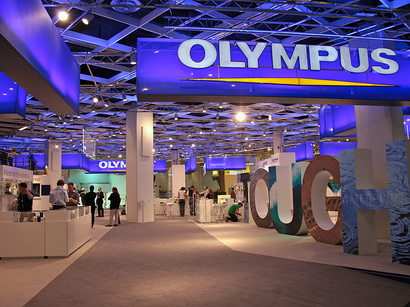 <b>フォトキナ2010の開幕を待つ設営中のオリンパスブース</b>